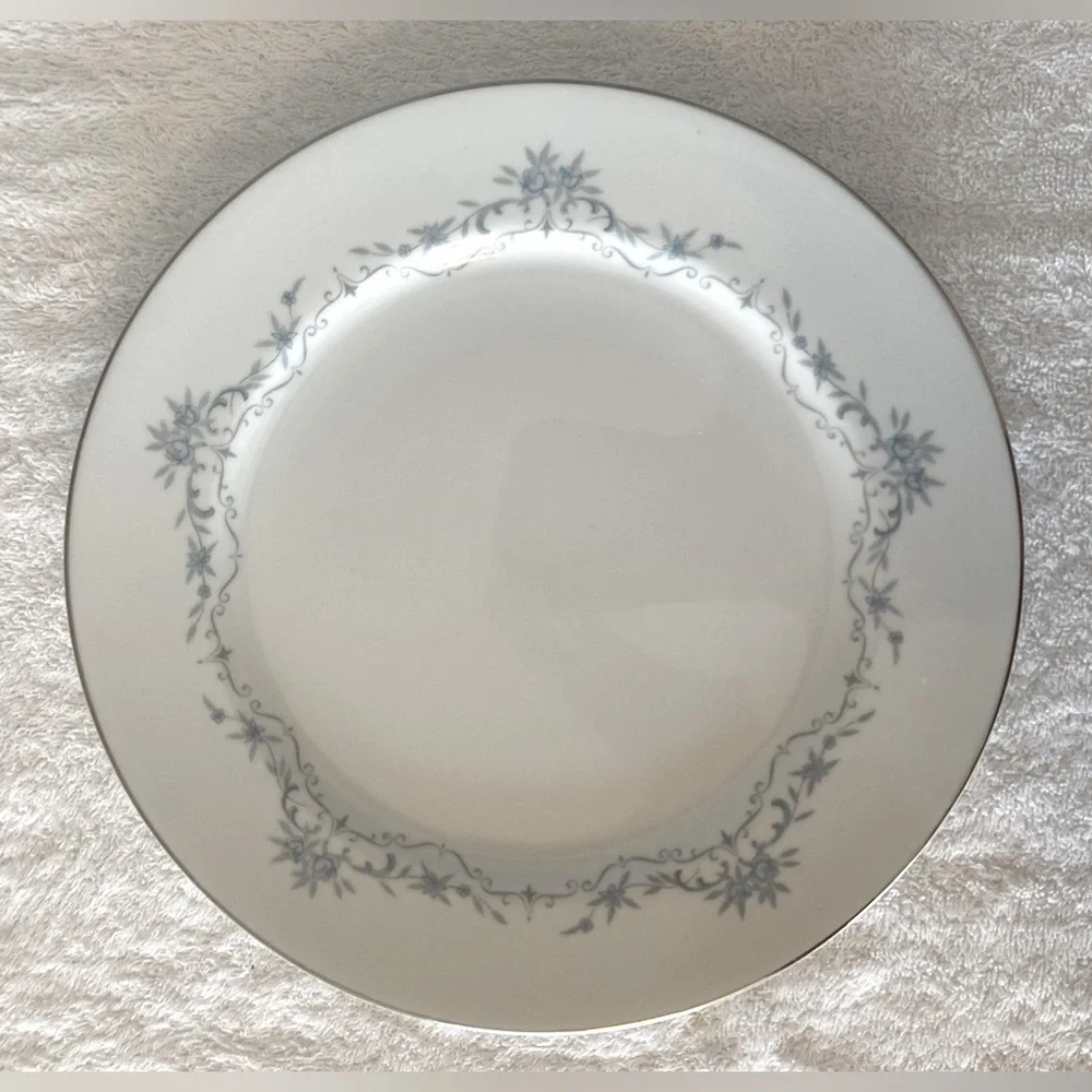 Mikasa Chadsworth White Bone China Seven Piece Place Setting